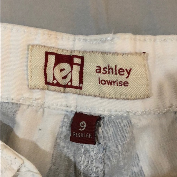 L.E.I. Size 9 Low Rise Blue Flag Striped Shorts - Picture 2 of 3